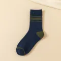 Herren dunkelblaue Mittelsocken mit stilvollen olivgrünen Streifen, Fersen- und Zehendesign. - Einheitsgröße / Marineblau