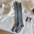 Gemütliche graue Strick-Kniestrümpfe für Damen, warme lange Socken mit stilvollem Rautenmuster. - Einheitsgröße / Überknielänge / Grau