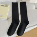 Klassische einfarbige schwarze lange Socken für Damen, bequeme Baumwoll-Wadenstrümpfe. - Einheitsgröße / Einfarbig Schwarz