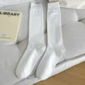 Einfarbige weisse lange Socken für Damen, klassische gerippte Kniestrümpfe für den Alltag - Einheitsgröße / Einfarbig Weiß