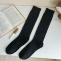 Klassische schwarze gerippte lange Socken für Damen, bequeme Herbst Kniestrümpfe im Alltag. - Einheitsgröße / Geripptes Schwarz