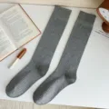 Graue gerippte Kniestruempfe fuer Damen, klassische einfarbige aesthetische Socken. - Einheitsgröße / Geripptes Dunkelgrau