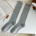 Graue gerippte lange Socken für Damen, einfarbige Kniestrümpfe aus Strick für den Alltag. - Einheitsgröße / Geripptes Hellgrau