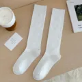 Weisse gerippte lange Socken für Damen, Fruehling Herbst Freizeitsocken einfarbig - Einheitsgröße / Feine Textur Weiß