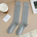 Graue gerippte Kniestruempfe fuer Damen, einfarbige lange Stiefelsocken sehr elegant. - Einheitsgröße / Fein Gerippt Hellgrau