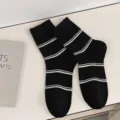 Μαύρες ριγέ βαμβακερές κάλτσες μεσαίας γάμπας, βασικές κάλτσες φθινοπώρου χειμώνα. - Ένα μέγεθος / Μαύρο