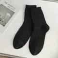 Schwarze Baumwoll-Mittel-Socken mit retro dunklem Jacquard-Muster, gemütlicher Herbststil. - Einheitsgröße / Schwarz