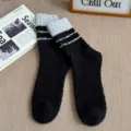 Schwarze und graue gestreifte Korallenfleece Socken für Herren, dicke warme Wintersocken Zuhause. - Einheitsgröße / Schwarz