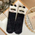 Schwarze weiße flauschige Korallenfleece Damen Socken, süße Katzen Plüsch Haussocken. - Einheitsgröße / Schwarz