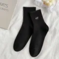 Damen schwarze Wadenstrümpfe mit süßer weißer Buchstaben Herz Stickerei ästhetische Baumwolle Socken - Einheitsgröße / Schwarz