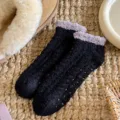 Gemütliche Fleece-Kurzsocken für Damen, dicke warme Wintersocken mit Anti-Rutsch-Sohle. - Einheitsgröße / Schwarz