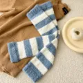 Blau weiss gestreifte flauschige Kniestruempfe dicke warme kuschelige Korallenfleece Stulpen - Overknee-Beinstulpen / Blau Gestreift