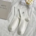Weiß Damensocken mit niedlicher Buchstaben Herz Stickerei, minimalistischer Baumwoll Stil. - Einheitsgröße / Weiß