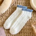 Flauschige Korallenfleece Winter warme kurze Socken mit Antirutsch für Damen gemütliche. - Einheitsgröße / Weiß
