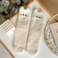 Flauschige süße Katzen Korallenfleece Damen Socken, dicke warme Wintersocken für zu Hause. - Einheitsgröße / Hautfarben