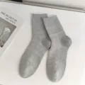 Graue Damen Baumwollsocken mit Herzmuster, gemütliche Vintage Freizeitsocken lang. - Einheitsgröße / Hellblau