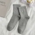 Graue gerippte Mittelsocken für Damen mit süßer Herz-Buchstaben-Bestickung, lässiger Retro-Alltagsstil. - Einheitsgröße / Hellgrau