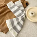 Flauschige gestreifte Overknee Socken warme dicke Korallenfleece Beinstulpen für Damen - Overknee-Beinstulpen / Gestreift Grau