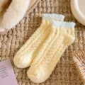 Gemütliche Korallenfleece Damen Winter warme Socken mit Anti-Rutsch-Noppen flauschige Haussocken - Einheitsgröße / Gelb