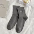 Graue Damensocken mit niedlicher Herz-Stickerei und Buchstaben, bequemer gerippter Stoff. - Einheitsgröße / Dunkelgrau
