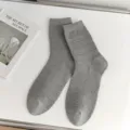 Graue Wadenlange Baumwollsocken mit retro Herzstrickmuster, bequem und vielseitig kombinierbar. - Einheitsgröße / Grau