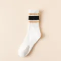 Herren Socken mit klassischen Streifen am Bund, bequemer Baumwoll-Mix für Alltag und Sport. - Einheitsgröße / Weiß