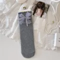 Graue Damen-Wadensocken mit süßer lila Spitzen-Schleife und Rüschenrand, gemütlich und schick. - Einheitsgröße / Spitzenschleife-Stil / Einfarbig Grau