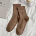 Braune Damensocken mittellang, retro einfarbig süßes Herz Buchstaben Stickerei Mode Socken. - Einheitsgröße / Kaffeebraun