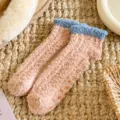 Gemütliche Korallenfleece Wintersocken für Damen mit Antirutsch Noppen, warme kurze Haussocken. - Einheitsgröße / Kaffeebraun