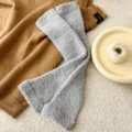Graue flauschige Stulpen für Damen, dicke kuschelige Korallenfleece Kniestrümpfe. - Overknee-Beinstulpen / Einfarbig Grau