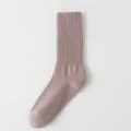 Calcetines largos de canalé para mujer de algodón en rosa polvo, variante casual diaria - Talla única / Púrpura