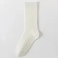 Witte geribbelde damessokken, klassieke gebreide kuitkousen met verticale strepen. - Eén maat / Puur wit