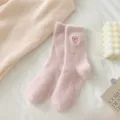 Flauschige rosafarbene Damensocken mit rotem Herz, warme Wintersocken für gemütliche Tage. - Einheitsgröße / Lotosrosa