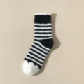 Chaussettes duveteuses rayées noir et blanc douillettes avec poignets à bulles pour l'hiver. - Taille unique / Noir