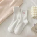 Weisse flauschige Winter Mittelsocken für Damen mit rotem Herz Muster warme Socken - Einheitsgröße / Weiß