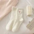 Weiße flauschige Wadenstrümpfe mit rotem Herz, kuschelige warme Plüschsocken für den Winter. - Einheitsgröße / Cremeweiß