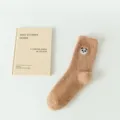 Calcetines de invierno de felpa marrón para mujer con bordado de panda y tela muy cálida. - Talla única / Café