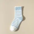 Blauwe en witte gestreifte pluche wintersokken met schattige boorden en zachte textuur. - Eén maat / Lichtblauw