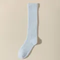 Gemütliche hellblaue flauschige Korallenfleece-Langsocken für Damen, warme Wintersocken für den Boden. - Einheitsgröße / Hellblau