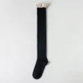 Schwarze Overknee Socken für Damen mit feiner weißer Borte und gemütlichem Rippstrick. - Einheitsgröße / Zopfmuster Spitzen-Stil / Schwarz