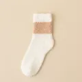Flauschige Korallenfleece Wintersocken, Weiß mit Braunem Streifen, Warme Haussocken - Einheitsgröße / Weiß
