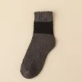 Herren Winter dunkelgrau gestreifte Korallenfleece flauschige Socken, warme Plüsch Schlaf Socken. - Einheitsgröße / Dunkelgrau