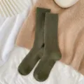 Gemütliche olivgrüne Rippstrick-Mittelsocken für Damen, dicke Wintersocken aus warmem Material. - Einheitsgröße / Armeegrün