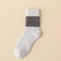 Herren Winter Korallenfleece warme Socken, grau mit dunklem Streifen, weiche Plüsch Haussocken. - Einheitsgröße / Hellgrau