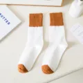 Calcetines de algodón para mujer, diseño bicolor blanco y marrón, estilo de otoño uso diario. - Talla única / Puño de Café