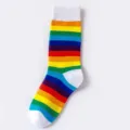 Bunte Regenbogen gestreifte Wadenhohe Baumwollsocken für Damen, modische Freizeitbekleidung. - Einheitsgröße / Weißes Bündchen
