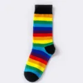 Bunte Regenbogen gestreifte Baumwoll Mittelsocken für stilvolle lässige Alltagsmode. - Einheitsgröße / Schwarze Manschette