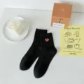 Schwarze Baumwoll-Wadensocken mit süßer roter Herz LOVE Bestickung im Detail. - Einheitsgröße / Schwarz