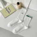 Weiße Herren-Mittelrohr-Baumwollsportsocken mit Basketball-Stickerei und grünem Streifen. - Einheitsgröße / Basketball Stickerei Stil / Reinweiß