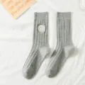 Graue gerippte Mittelsocken mit niedlichem Smiley-Stick, idealer japanischer Alltagsstil. - Einheitsgröße / Grau